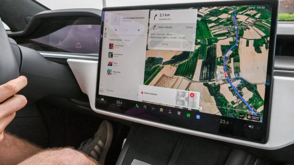 BMW navigacijos žemėlapių diskai ir automobilio salonas