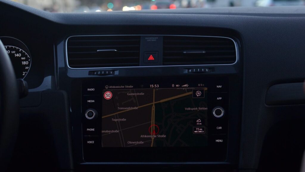 FIAT automobilio navigacijos ekranas rodo žemėlapį