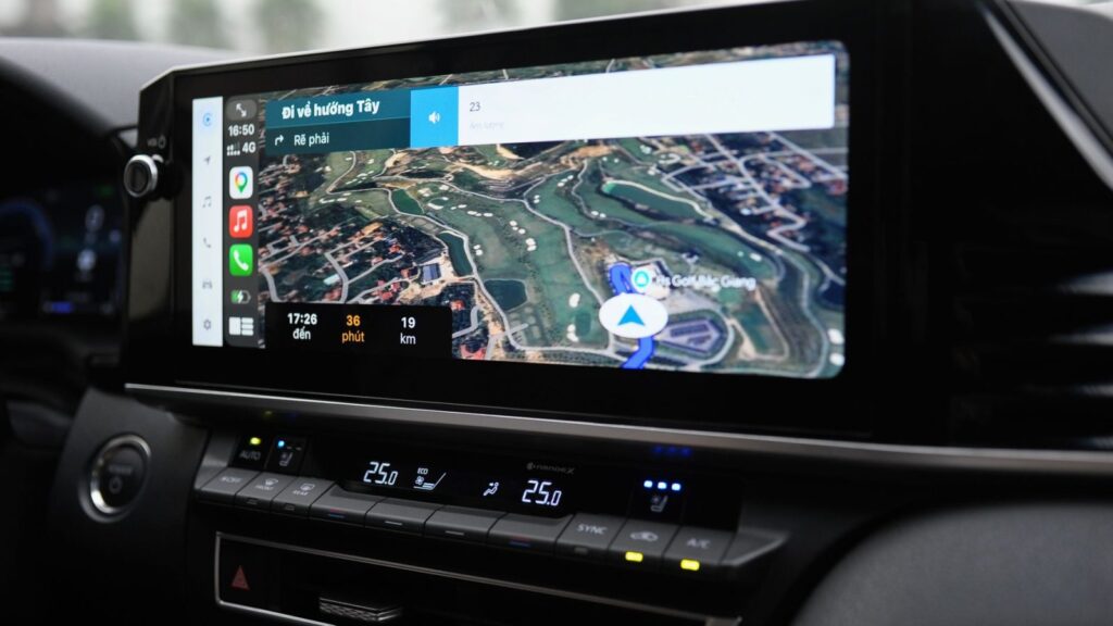 Automobilio navigacijos sistemos atnaujinimas prie prietaisų skydelio