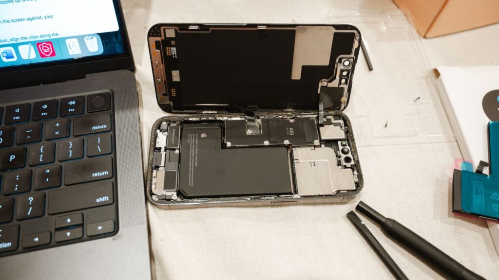 Broken iPhone screen before replacement