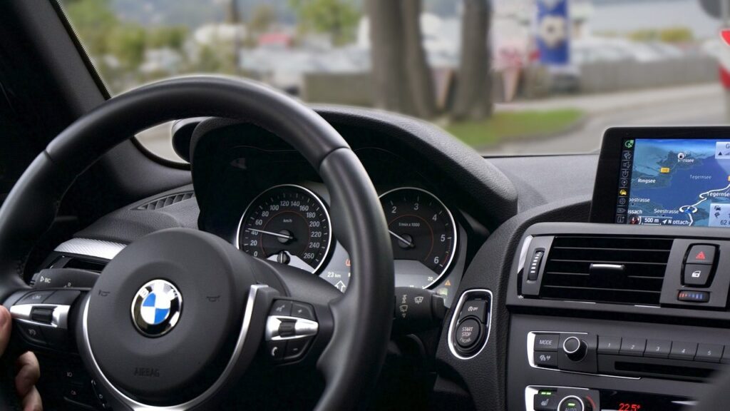 Lancia automobilio navigacijos ekranas su žemėlapiu