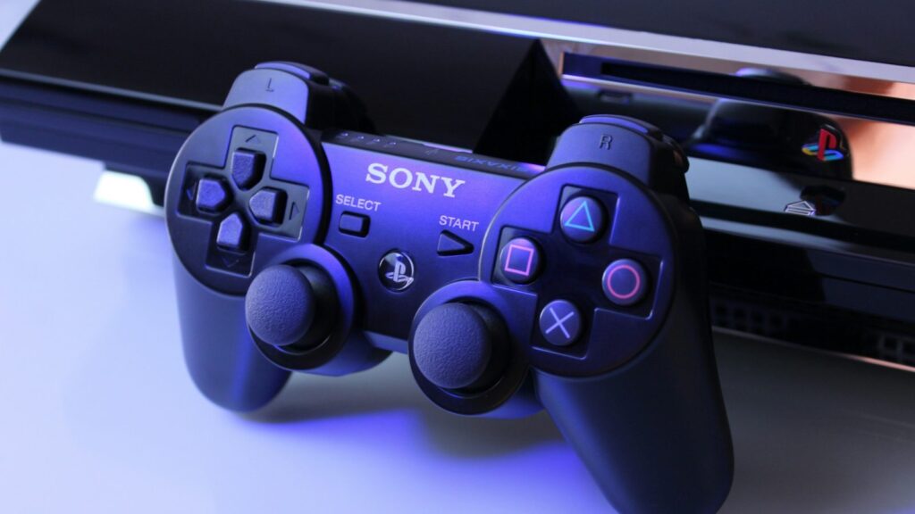 PlayStation konsolė ir pultelis remonto dirbtuvėse Klaipėdoje