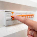 Automatinio saugiklio veikimas (circuit breaker)