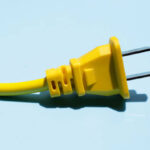 Dviejų kontaktų kištukai (two-pronged plugs)