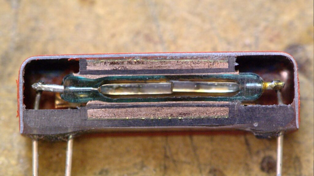Elektromagnetinės relės veikimas (relay)
